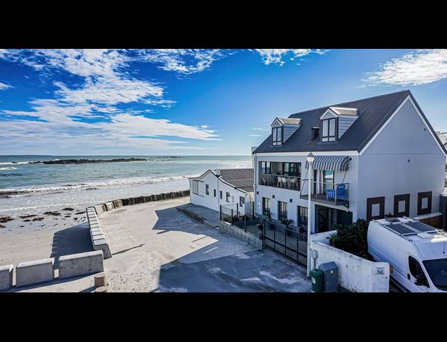 4 BEDROOM HOUSE FOR SALE IN BEACHFRONT